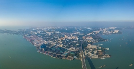 海南自貿(mào)港重點(diǎn)園區(qū)——洋浦經(jīng)濟(jì)開發(fā)區(qū)（2023年12月31日攝，無人機(jī)全景照片）。新華社記者 蒲曉旭 攝
