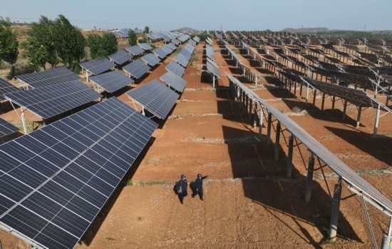 2024年4月16日，工人在河北省石家莊市靈壽縣譚莊鄉(xiāng)程家莊村的“農(nóng)光互補(bǔ)”光伏發(fā)電場巡查（無人機(jī)照片）。新華社記者 楊世堯 攝