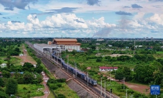 8月5日，由老撾籍火車司機獨立駕駛的滿載貨物的列車駛出萬象站，向中國昆明進發(fā)（無人機照片）。新華社發(fā)（楊永全 攝）