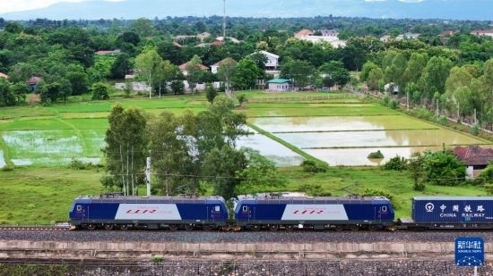 8月5日，由老撾籍火車司機獨立駕駛的滿載貨物的列車駛出萬象站，向中國昆明進發(fā)（無人機照片）。新華社發(fā)（楊永全 攝）