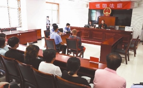 圖①：庭審現(xiàn)場。