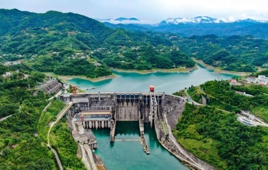 這是陜西安康水電站大壩（2024年6月21日攝，無人機(jī)照片）。新華社記者 蔡湘鑫 攝