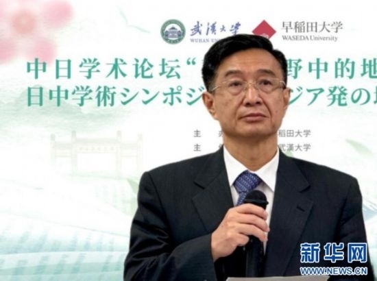 圖為中國(guó)駐日本大使館教育處公使銜參贊杜柯偉發(fā)表致辭。（武漢大學(xué)供圖）