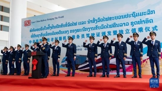 8月5日，在中老鐵路萬象站，中老鐵路首批14名老撾籍火車司機進行宣誓。新華社發(fā)（凱喬 攝）