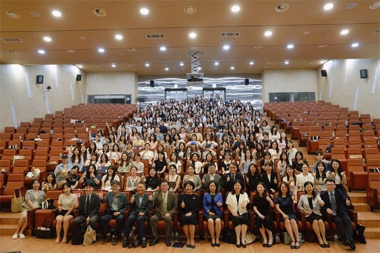 8月5日，第十一屆在韓國際中文教育志愿者崗中培訓(xùn)舉行開班儀式。圖為活動(dòng)現(xiàn)場合影。 教育部中外語言交流合作中心供圖