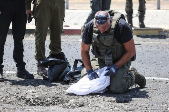 8月6日，在以色列納哈里亞，警方在無人機(jī)襲擊現(xiàn)場開展工作。以色列國防軍6日發(fā)表聲明說，多架無人機(jī)當(dāng)天從黎巴嫩射向以色列，造成以色列邊境城市納哈里亞數(shù)名平民受傷。新華社/基尼圖片社