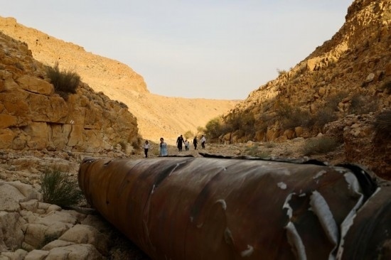 這是4月28日在以色列南部城市阿拉達(dá)附近拍攝的伊朗導(dǎo)彈殘骸。新華社發(fā)（賈馬爾·阿瓦德攝）