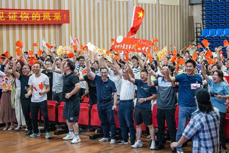 北京時(shí)間7月27日，2024年巴黎奧運(yùn)會(huì)首個(gè)比賽日，在射擊10米氣步槍混合團(tuán)體比賽中，中國(guó)選手黃雨婷/盛李豪獲得金牌。圖為黃雨婷的母校師生們通過(guò)收看奧運(yùn)直播的方式為她加油助威。