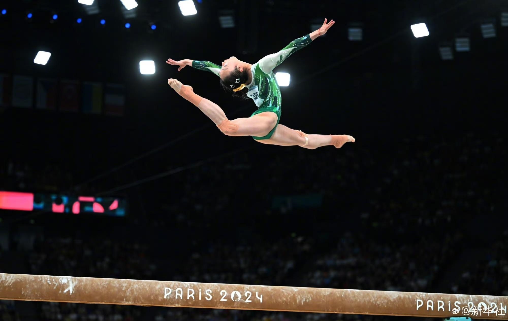 巴黎奧運(yùn)會(huì)體操女子平衡木比賽中，中國選手周雅琴的靚麗身姿