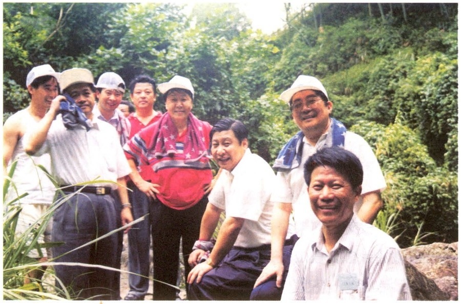 1999年6月，習(xí)近平在福州森林公園參加紀(jì)念毛主席“發(fā)展體育運(yùn)動(dòng)，增強(qiáng)人民體質(zhì)”題詞47周年登山健身活動(dòng)。（資料照片，來源：《習(xí)近平在福建》（下））