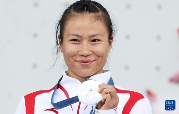 北京時(shí)間8月7日，在巴黎奧運(yùn)會攀巖女子速度賽比賽中，中國選手鄧麗娟獲得銀牌。圖為亞軍中國選手鄧麗娟在頒獎儀式上。新華社記者 高靜 攝