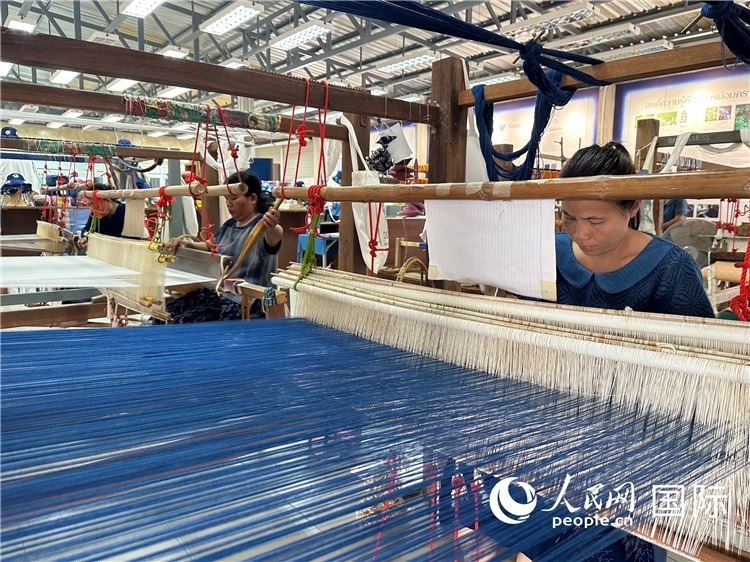 當(dāng)?shù)氐逅{(lán)染色織造手工作坊。人民網(wǎng)記者 簡承淵攝