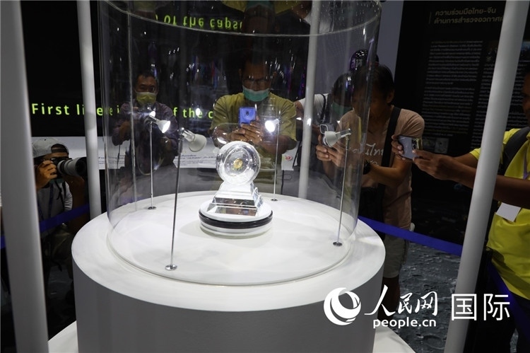 “嫦娥五號(hào)”探測(cè)器從月球帶回的月球樣品在泰國(guó)展出。人民網(wǎng)記者簡(jiǎn)承淵攝