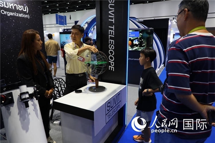 專家向觀眾講述航天知識(shí)。人民網(wǎng)記者簡(jiǎn)承淵攝。