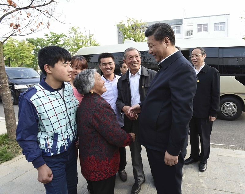 2016年4月25日，習(xí)近平在安徽省滁州市鳳陽(yáng)縣小崗村看望當(dāng)年大包干帶頭人嚴(yán)金昌（右三）一家。