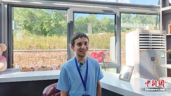 圖為外籍青年杜喬接受采訪。曹淼欣攝