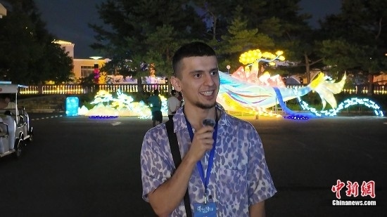 圖為外籍青年李浩然接受采訪。曹淼欣 攝