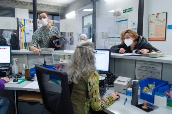 1月15日，人們?cè)谖靼嘌礼R德里一家診所內(nèi)就診。新華社發(fā)（古斯塔沃·巴連特?cái)z）