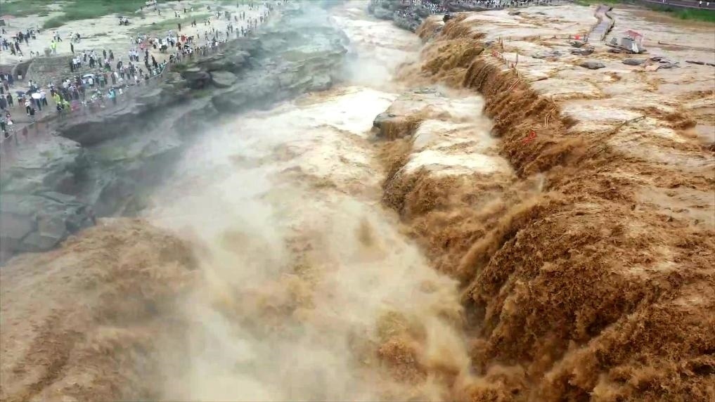 黃河壺口瀑布水量大增，出現(xiàn)壯美黃色瀑布群景觀。新華社發(fā) 呂桂明 攝