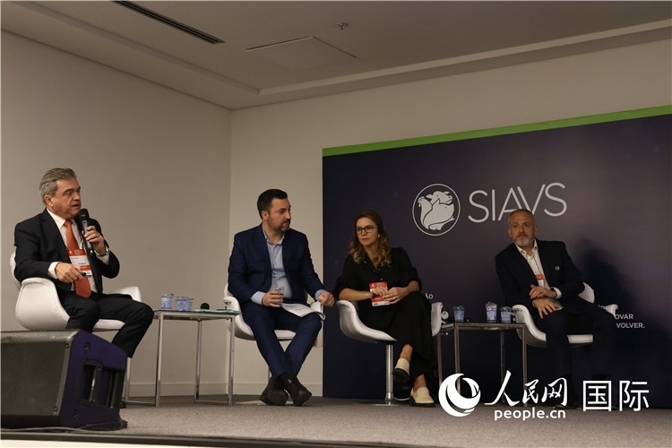 巴西動(dòng)物蛋白協(xié)會(huì)高層管理人員在展覽會(huì)舉辦前接受外國(guó)記者采訪。 人民網(wǎng)記者 時(shí)元皓攝