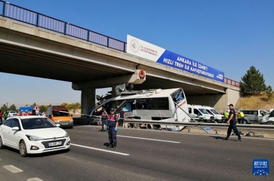 這是8月9日在土耳其安卡拉省波拉特勒拍攝的事故現(xiàn)場(chǎng)。新華社發(fā)（穆斯塔法·卡亞攝）