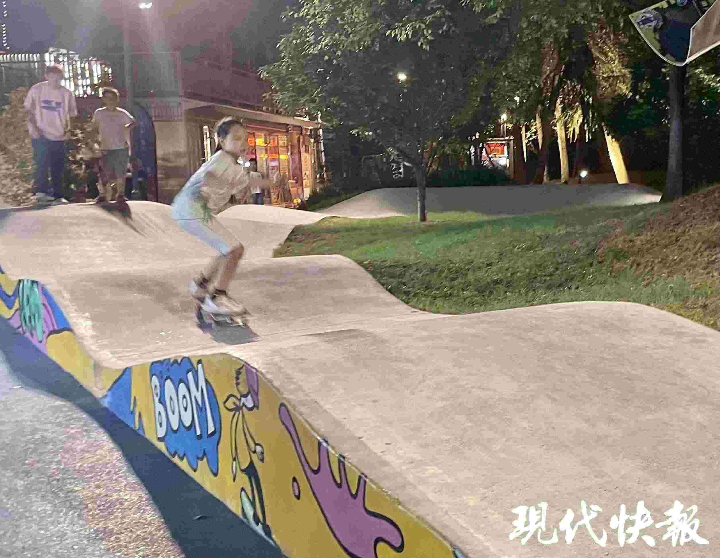 南京西城·夜未央的滑板場(chǎng)地上，一群青少年正在玩滑板