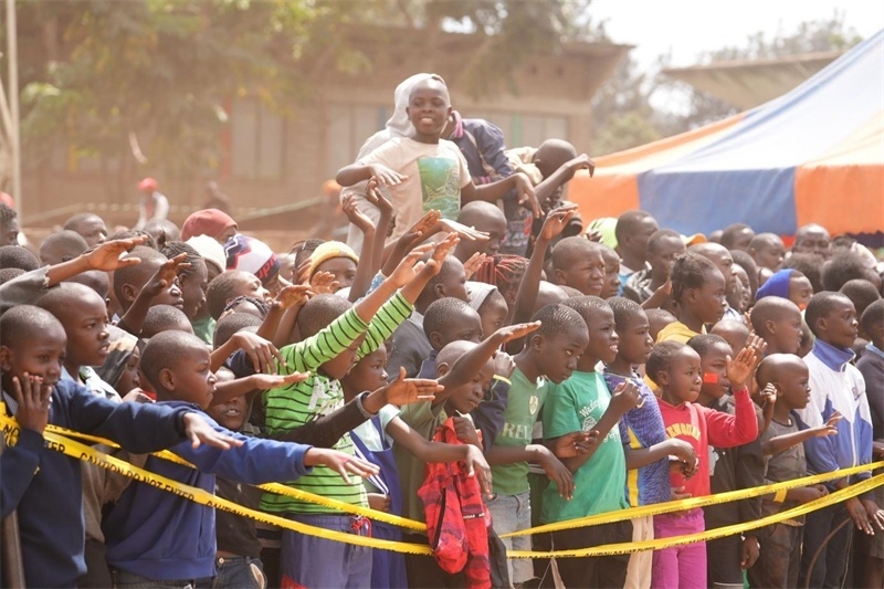 孩子們觀看達(dá)人秀。主辦方供圖