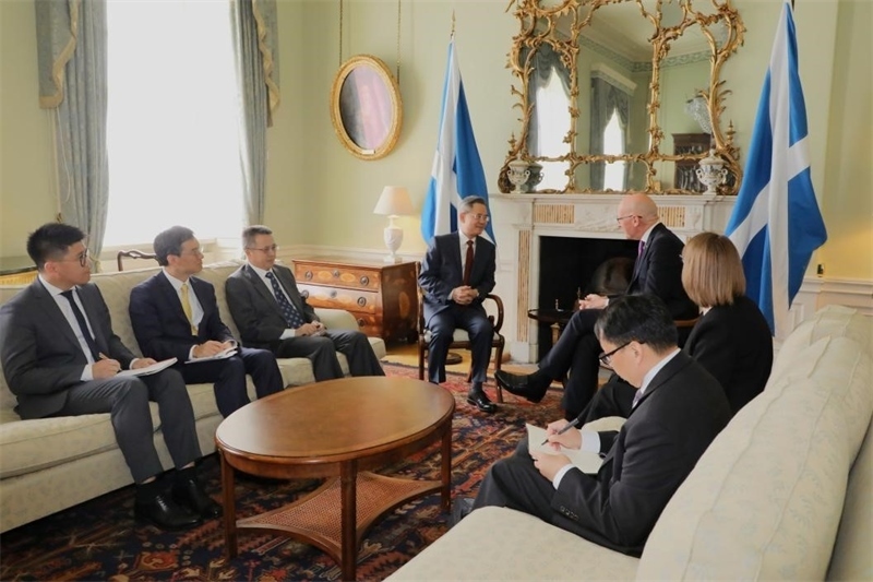 中國(guó)駐英國(guó)大使鄭澤光在愛(ài)丁堡會(huì)見(jiàn)蘇格蘭首席部長(zhǎng)斯溫尼。中國(guó)駐英國(guó)使館供圖