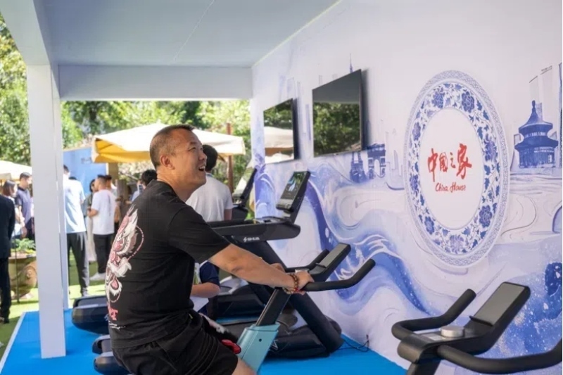 參觀者在智慧體育公園體驗動感單車。巴黎