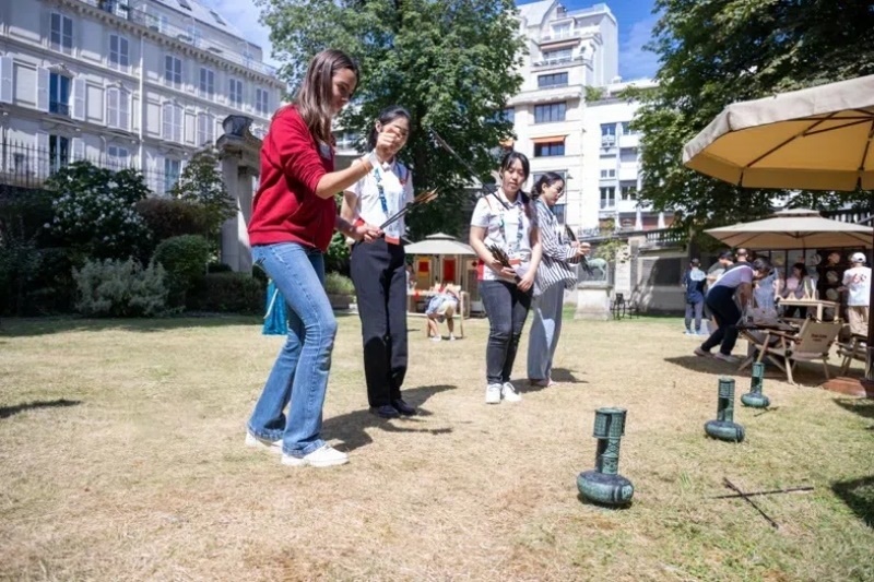 中外友人體驗投壺游戲。巴黎