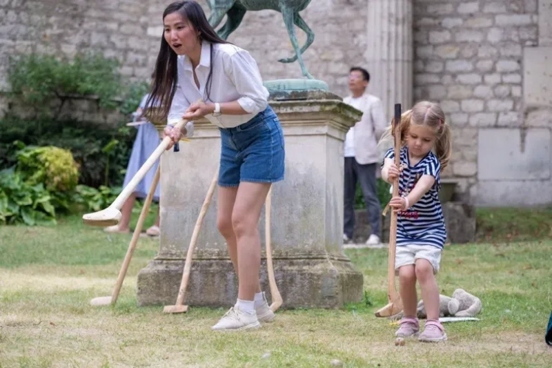 小朋友體驗捶丸游戲。巴黎
