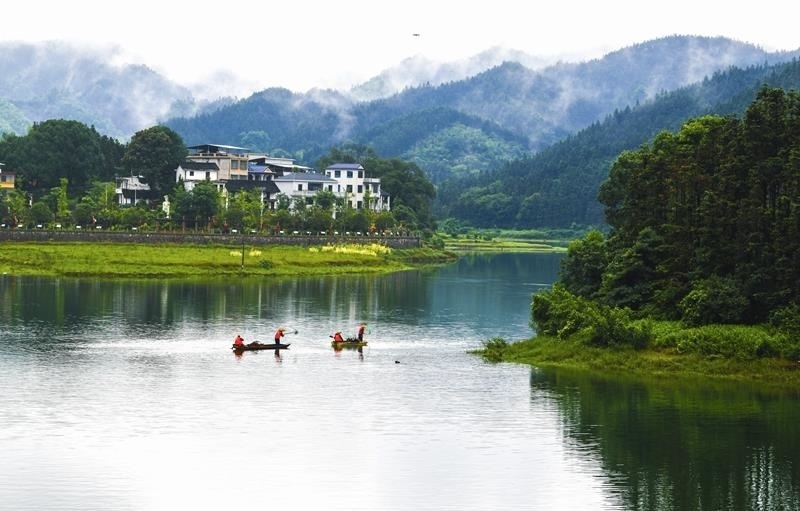 2024年6月5日，志愿者在湖南常寧市洋泉水庫清理水面漂浮物。