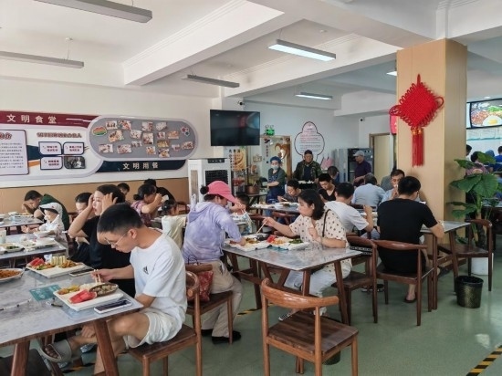 清水灣社區(qū)食堂坐滿了前來就餐的居民。新華社記者 鄒欣媛 攝