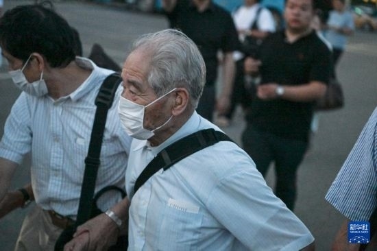 8月12日晚，侵華日軍第七三一部隊(duì)（簡(jiǎn)稱(chēng)“731部隊(duì)”）“少年隊(duì)”原隊(duì)員清水英男，乘機(jī)抵達(dá)哈爾濱。新華社記者 王松 攝