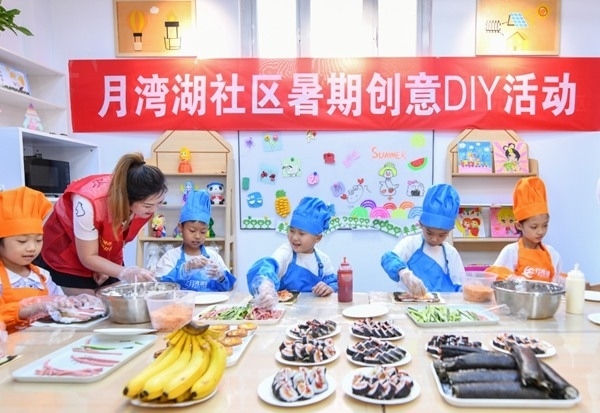 漯河市月灣湖社區(qū)青少年活動室里，志愿者教孩子們做手工。 齊國霞攝