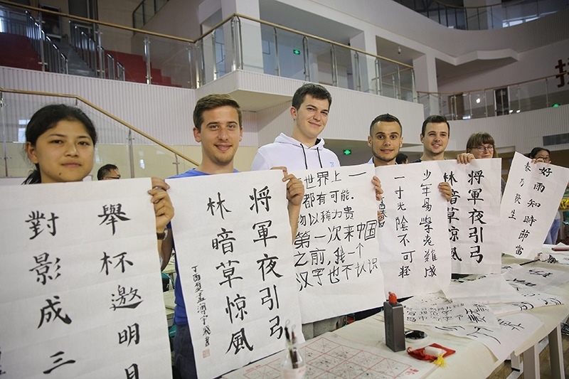 2017年6月5日，來(lái)自青島大學(xué)和中國(guó)石油大學(xué)（華東）的外國(guó)留學(xué)生在展示現(xiàn)場(chǎng)完成的書(shū)法作品。