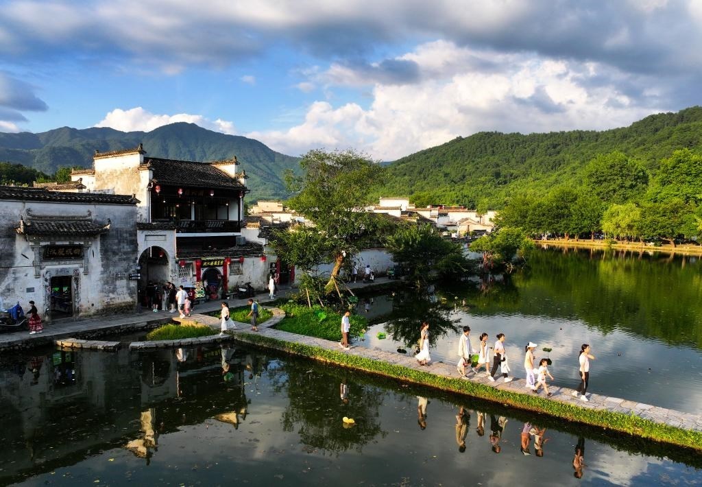 2024年7月7日，游客在安徽省黃山市黟縣宏村游玩。新華社記者杜宇攝