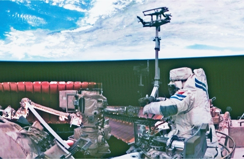 黨的十八大以來(lái)，我國(guó)科技事業(yè)取得歷史性成就、發(fā)生歷史性變革，科技自立自強(qiáng)成果持續(xù)涌現(xiàn)。圖為2024年7月3日在北京航天飛行控制中心拍攝的神舟十八號(hào)航天員李聰在空間站組合體艙外作業(yè)的畫面。 新華社記者 郭中正/攝