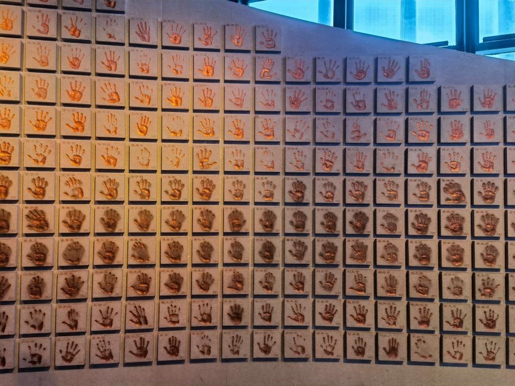 圖為侵華日軍南京大屠殺遇難同胞紀(jì)念館“三個必勝”展廳排列的648個鮮紅的手?。ň植浚?。新華社記者 邱冰清 攝