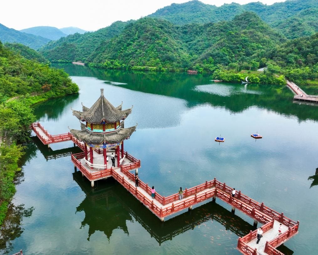 2024年8月11日，游客在湖南省雙牌縣陽明山國家森林公園萬和湖休閑游玩。新華社發(fā)（周秀魚春攝）