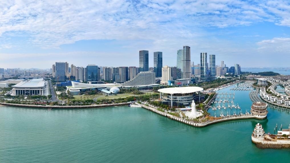 2024年1月24日拍攝的廈門國際會議中心、環(huán)島路一帶濱海城市景觀。新華社記者姜克紅攝