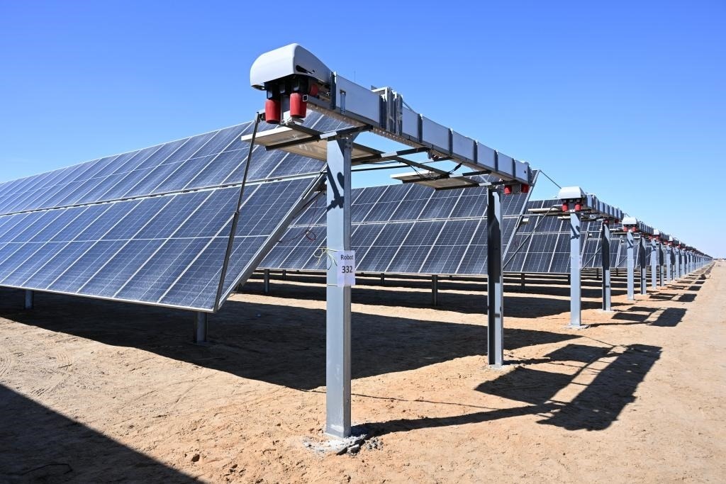 這是2023年3月18日在位于阿聯(lián)酋阿布扎比南部的艾爾達芙拉光伏電站拍攝的光伏板。新華社發(fā)（中國機械設備工程股份有限公司阿布扎比分公司供圖）