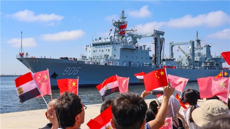 華人華僑代表熱烈迎接祖國(guó)軍艦來(lái)訪 護(hù)航編隊(duì)供圖