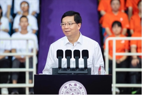 邱勇為新生講授開學(xué)第一課。學(xué)校供圖