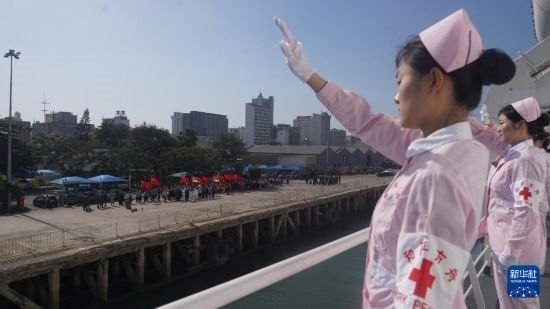 當(dāng)?shù)貢r(shí)間8月16日上午10時(shí)許，執(zhí)行“和諧使命-2024”任務(wù)的中國海軍“和平方舟”號(hào)醫(yī)院船圓滿結(jié)束對(duì)莫桑比克的訪問，駛離馬普托港，前往本次任務(wù)第五站南非。新華社發(fā)（曹春耀 攝）