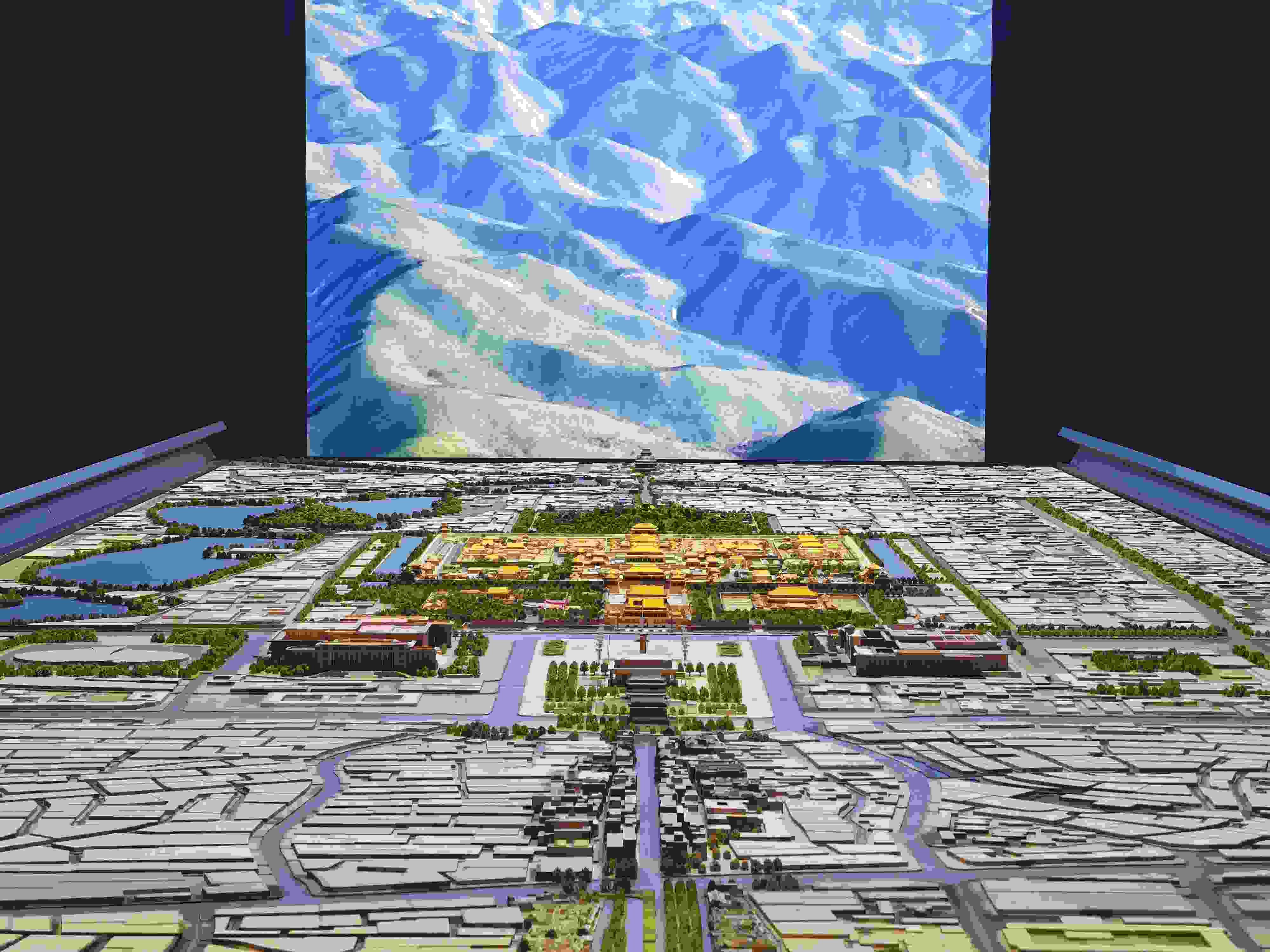 2023年3月，北京首都博物館精心制作的16米長中軸線沙盤，配以立體投影技術(shù)，展現(xiàn)了北京中軸線之壯美。