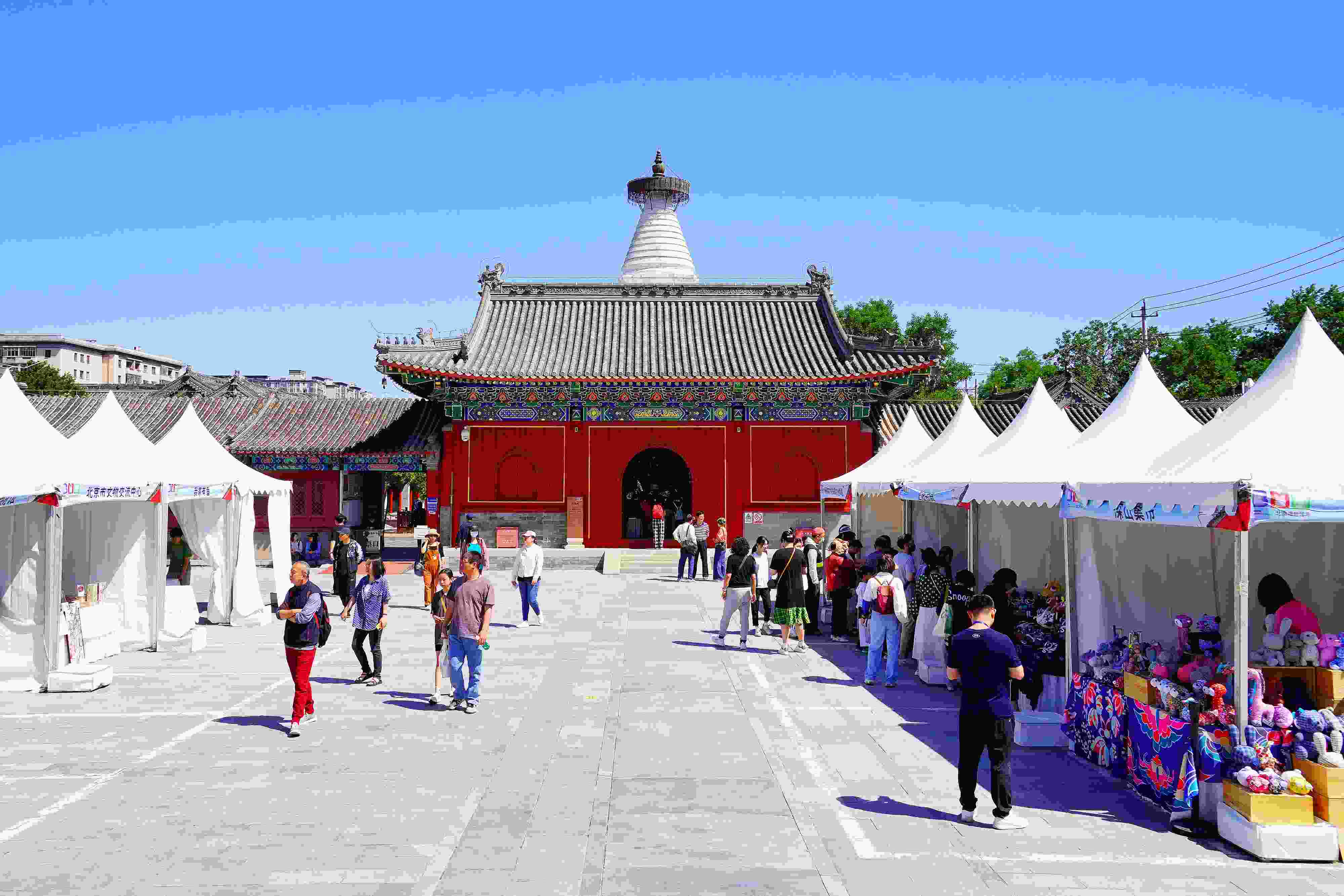 2024年5月，“北京白塔文化市集”在已有700余年歷史的妙應(yīng)寺白塔下舉行。