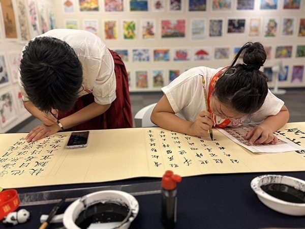 參加本次展覽的青少年在現(xiàn)場(chǎng)進(jìn)行書法創(chuàng)作。主辦方供圖