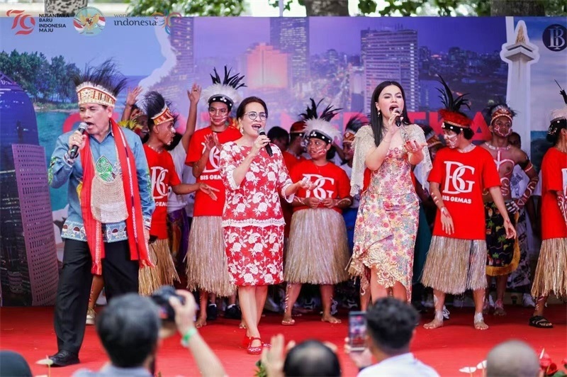 大使夫婦與演員一起共唱《明天會更好》。