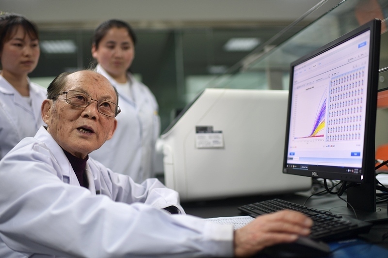 2021年6月17日，吳天一（前）在青海西寧的實(shí)驗(yàn)室內(nèi)和學(xué)生討論。